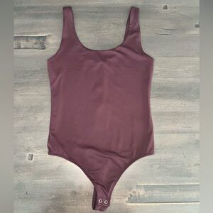 EXPRESS Body Contour High Compression Scoop Neck Bodysuit size Small Purple/Wine